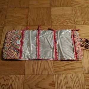 Travel pouch that can hang